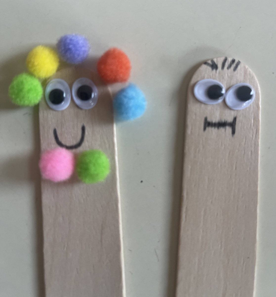 de_infantil's tweet photo. Empatizar en el aula. Os presento a Paloguapo y Palofeo.  Dos amigos que me ayudan en clase. A cada niño le toca un palo al azar. Después de una ceremonia de presentación aplaudimos a los Paloguapos. Le decimos cosas bonitas. Los niños que tienen los Paloguapos tienen suerte. https://t.co/ZlS11OixRV