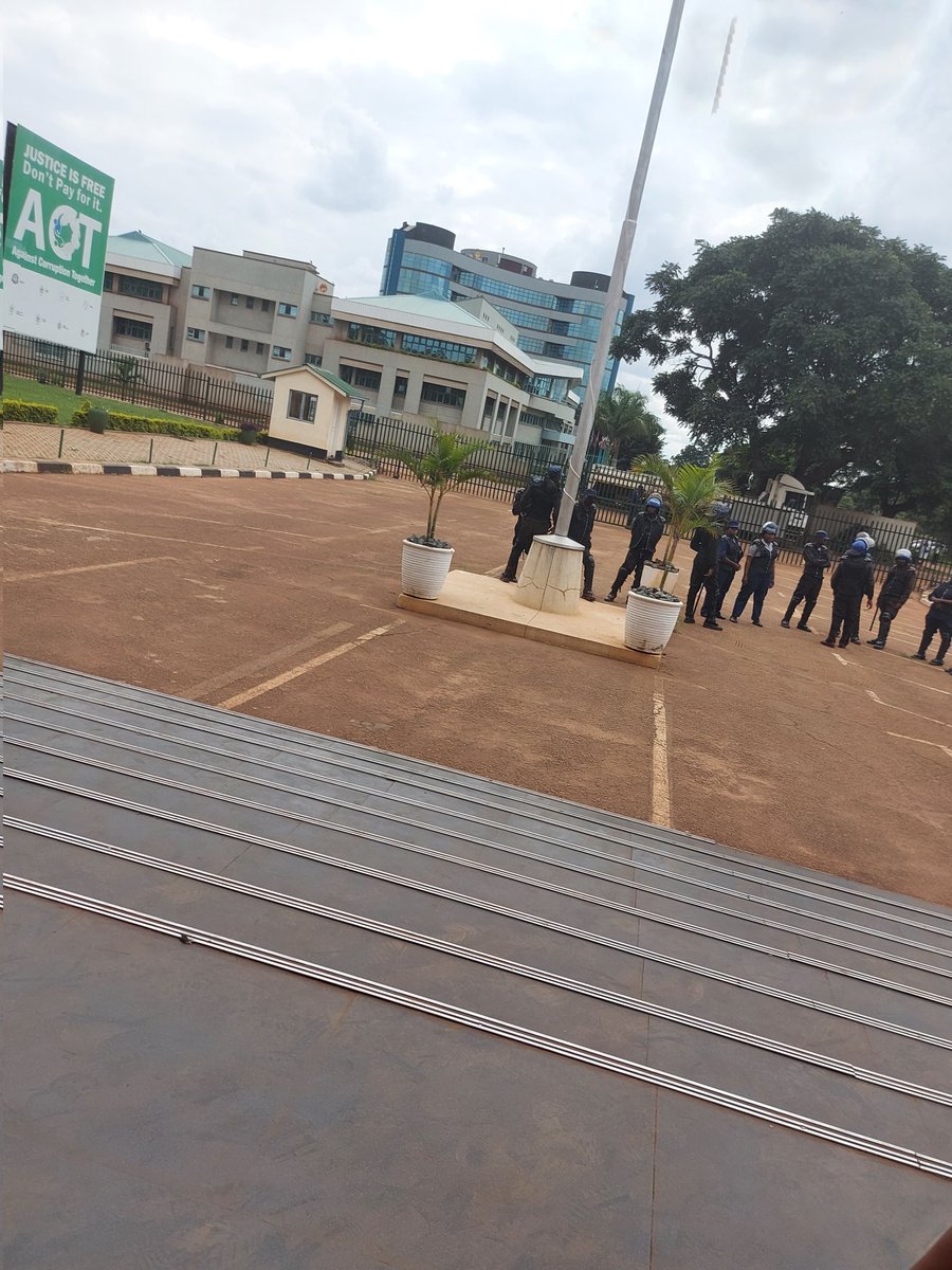deecee_dorcus's tweet photo. The heavy police presence at courts is unwarranted. Today at court in solidarity with the persecuted #Budiriro26 amongst those 13 women activists arrested for being politically conscious. https://t.co/kfwFFNBEye