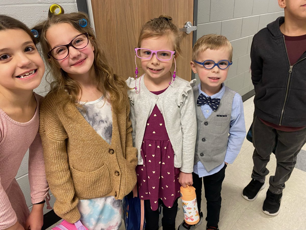 SalemElem's tweet photo. 100 days smarter at Salem! https://t.co/IyK8oHyG6W