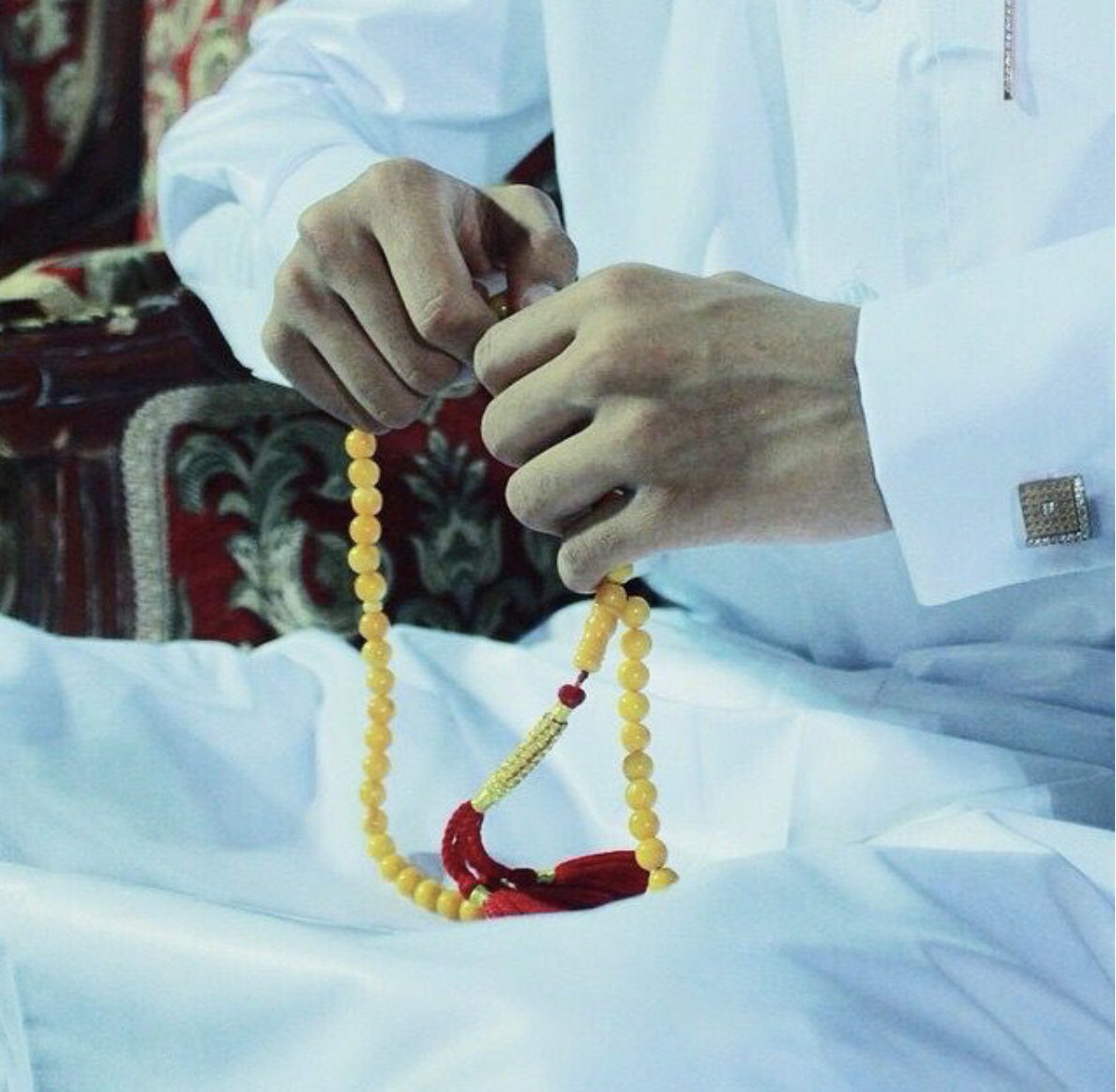 لاتشكي همومك على مخلوق 
واللي بصدرك خلّه بصدرك 

عوّد عيونك لا تطالع فوق 
ليه التعب والعافيه حدرك ؟

المجتمع صاير بضاعة سوق !!
كل مانقص مالك نقص قدرك