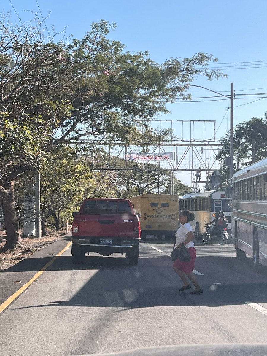 jotakana's tweet image. También le van a empezar a poner multas a los peatones que no ocupan las pasarelas? 👀 #EsPregunta