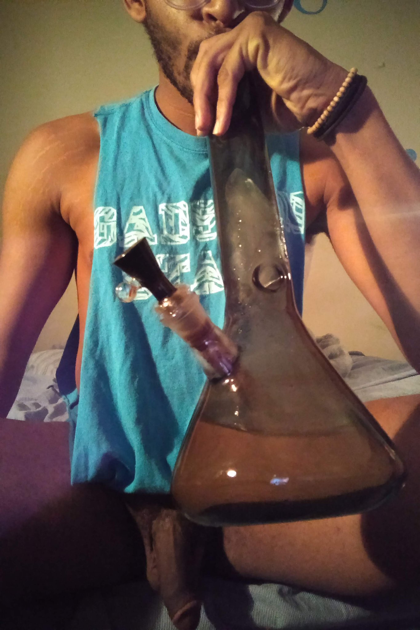 3 pic. bong and shlong... put your mouth on both https://t.co/wioyG4284H