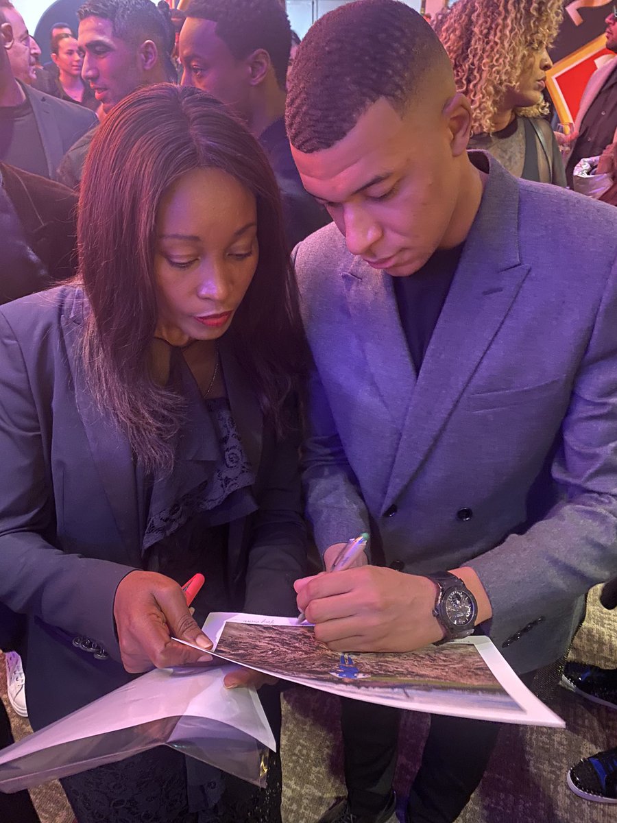 AL_Mesadieu's tweet photo. Encore bravo mon @kimpembe_3, fière et heureuse d’être à tes côtés pour une noble cause :l es enfants. 🙏Merci à tes coéquipiers du soutien  @KMbappe @IGanaGueye #Messi #Neymar @AchrafHakimi  #strong3r https://t.co/UUhOJM5Y68