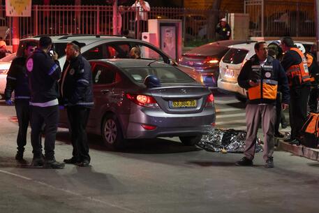 🔴+++ AGGIORNAMENTI Attacco a #Gerusalemme _ almeno 7 morti, diversi feriti. L'assalitore ucciso

Palestinese apre il fuoco in pieno #Shabbat davanti a una #sinagoga nel rione di #NeveYaakov.
 #Hamas e #Jihad: 'Eroica vendetta per #Jenin' #Netanyahu in visita

#27gennaio #Israele