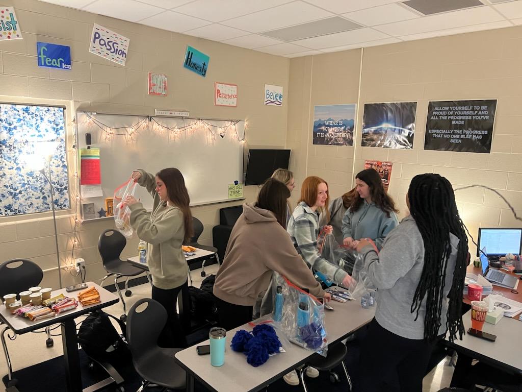 tzkincaid's tweet photo. SO VERY PROUD of our SALT group!! This morning, they put together snack and self care bags (after purchasing the items) for @LighthouseYFS downtown, and then this afternoon, they delivered the bags. #service #beyondyourself #proudmentors #teamkinsley https://t.co/BYJ50TM8eP