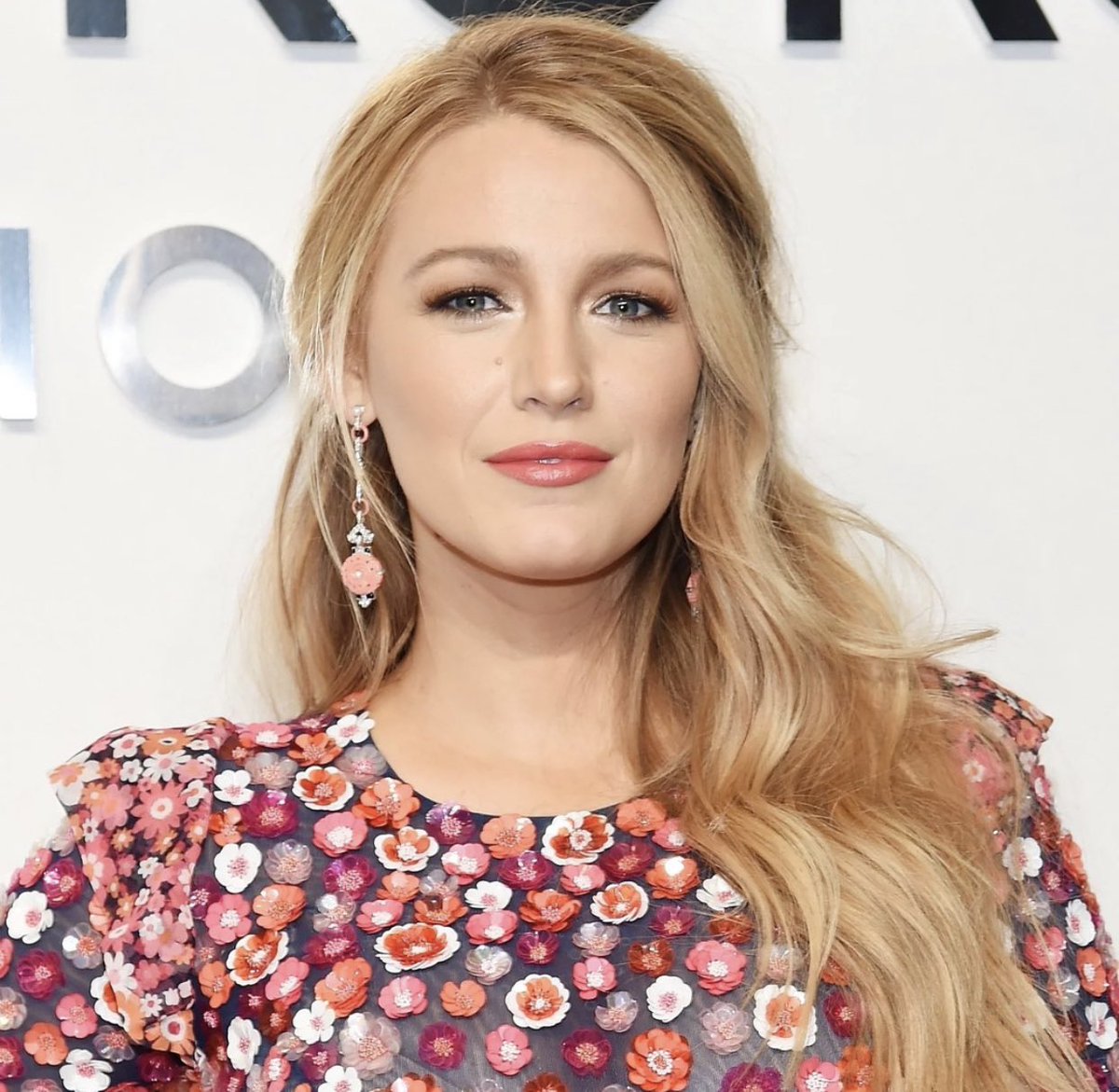 GossipRoomOff's tweet photo. 🚨 Un nouveau projet pour Blake Lively ! L'actrice vient d'être annoncée au casting de l'adaptation du roman culte "Jamais plus" de Colleen Hoover en tant qu'héroïne pricinpale ! 🌸 (via Cosmopolitan) https://t.co/6yWWKOHLja