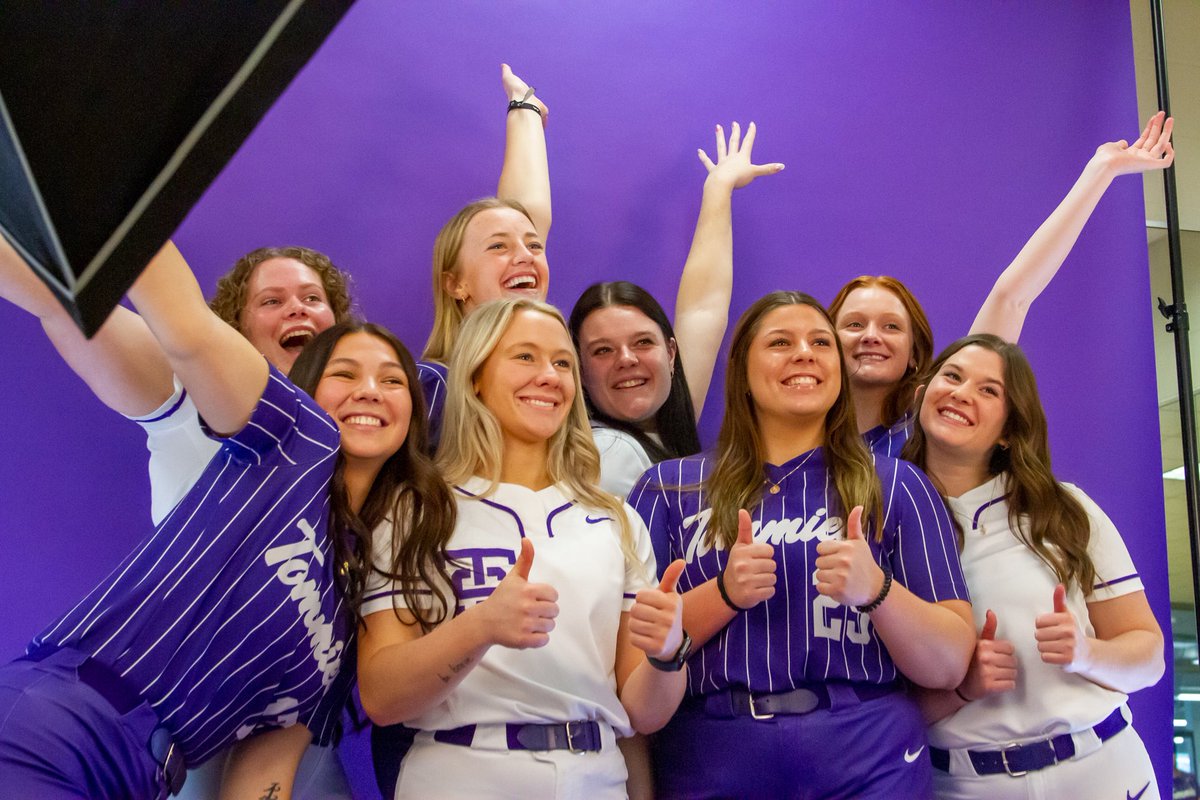 TommieSoftball's tweet photo. The camera loves us 😈

Behind the scenes from media day.

#RollToms https://t.co/Exz6RRXAGM