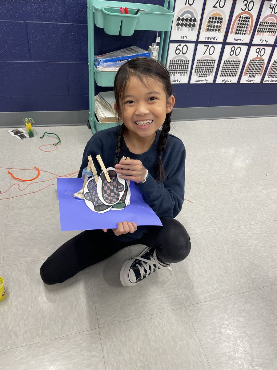 tinastarnes79's tweet photo. Another fun filled STEAM Friday! Students created clotheslines for mittens, shovels for shoveling snow and igloos! #LCEWolves #StarnesStars https://t.co/vS4FSIB98U