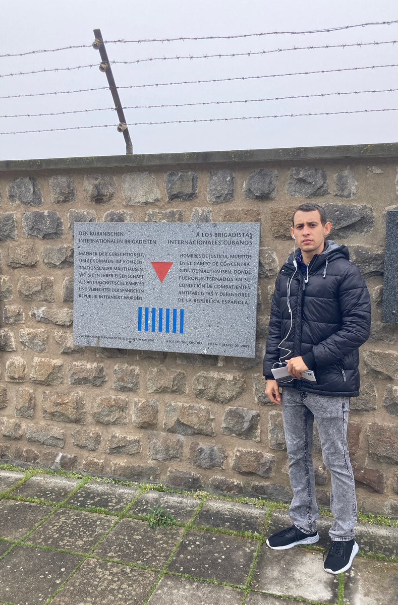En este #DíaInternacionalDelHolocausto recuerdo mi visita al KZ de Mauthausen. Allí una tarja rinde tributo a la memoria de los cubanos víctimas de la barbarie fascista. 🇨🇺 Nuestros compatriotas capturados eran miembros de las brigadas internacionales. <a href="/EmbaCubaAustria/">EmbaCubaAustria</a>