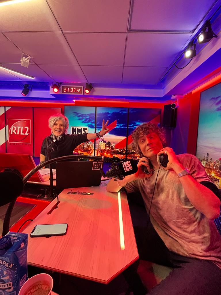 nicolasirkis's tweet image. Kms radio saison 1 c est fini merci rtl2 merci a tous derriere la radio a bientot ✊🖤❤️