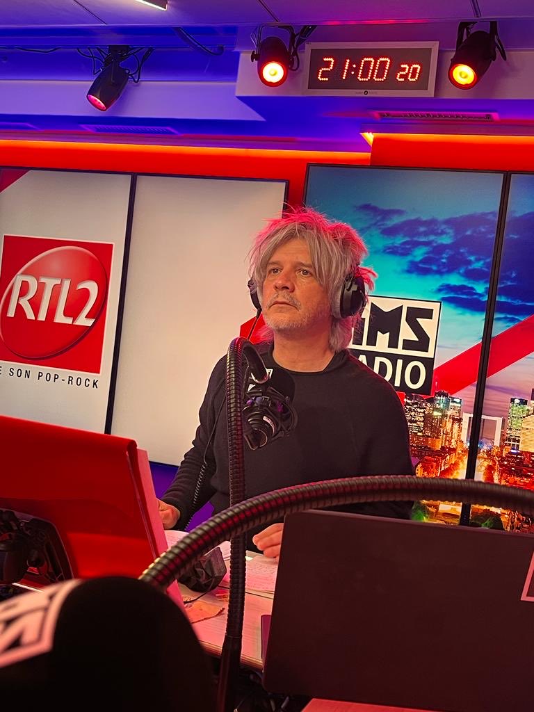 nicolasirkis's tweet image. Kms radio saison 1 c est fini merci rtl2 merci a tous derriere la radio a bientot ✊🖤❤️