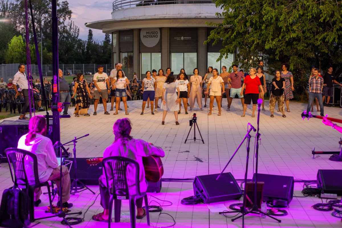 Cultura_Mza's tweet photo. MUSEO CORNELIO MOYANO I "Bailables en el Moyano"

Junto a mendocinos y turistas disfrutamos de una gran noche en el Museo Moyano🙌

🎼Lady Bren &amp; Company nos hizo viajar en el tiempo a través de las melodías del swing jazz y la chanson française. 

#Mendoza #TemporadaVendimia2023 https://t.co/OUiCYooHds
