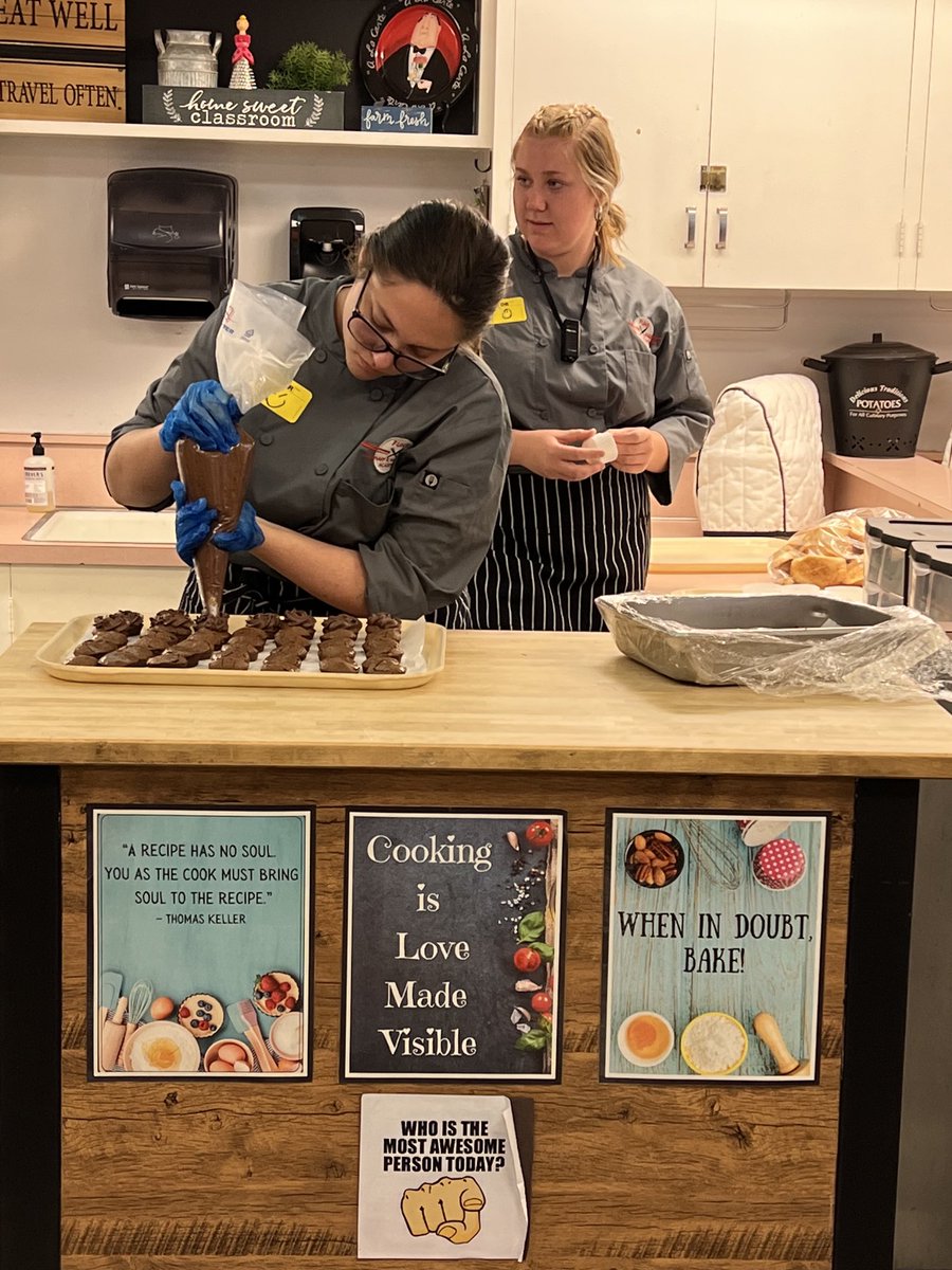 CulinaryFUHS's tweet photo. Restaurant II students &amp; LVJH alumni visiting  Mrs. Montoya culinary class. #demo #culinaryskills #FUHSfutureChefs ⁦@Principal_Rubio⁩ ⁦@fjuhsd⁩ ⁦⁦@fullertonhigh⁩ ⁦@LaderaVistaJH⁩ https://t.co/8vGzCFxosx