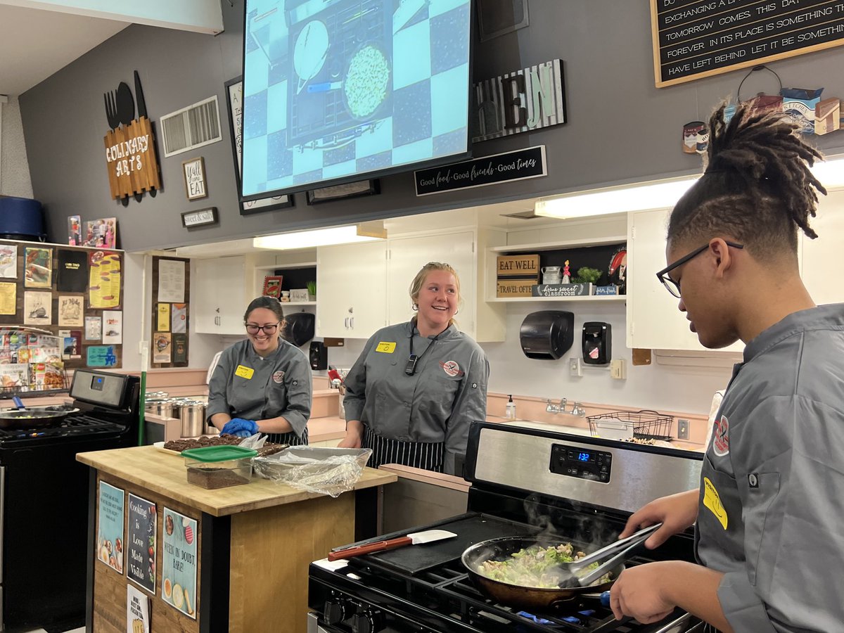 CulinaryFUHS's tweet photo. Restaurant II students &amp; LVJH alumni visiting  Mrs. Montoya culinary class. #demo #culinaryskills #FUHSfutureChefs ⁦@Principal_Rubio⁩ ⁦@fjuhsd⁩ ⁦⁦@fullertonhigh⁩ ⁦@LaderaVistaJH⁩ https://t.co/8vGzCFxosx
