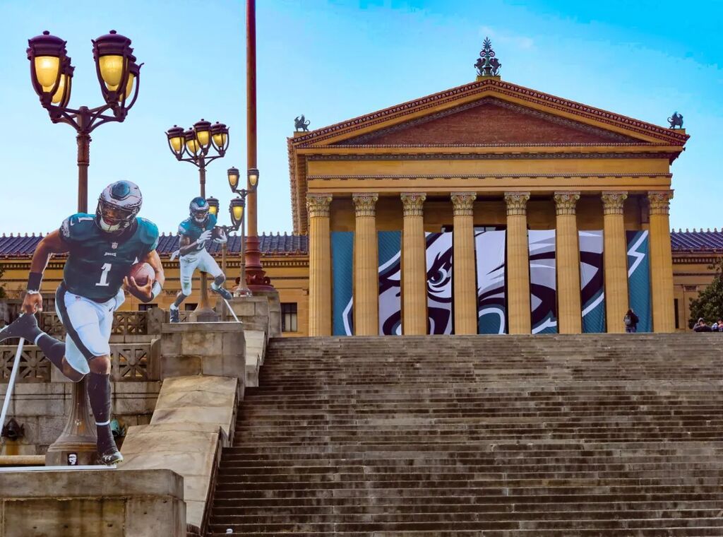 Philadelphia Museum of Art is all decked out for Sunday's Eagles game. #philadelphiaeagles #flyeaglesfly #flyeaglesfly🦅 #flyeaglesfly🦅🏈💚 #philadelphiaartmuseum ##eaglesfootball #nfleagles instagr.am/p/Cn71Qigp6yB/