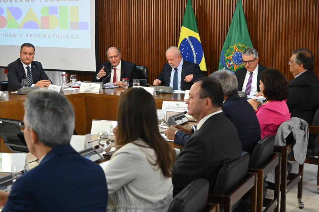 geraldoalckmin's tweet photo. Em menos de 30 dias de governo, o presidente @LulaOficial se reuniu mais uma vez com os 27 governadores dos estados e do Distrito Federal, numa demonstração de união democrática e reconstrução republicana do nosso país. https://t.co/wYbdt0IySn