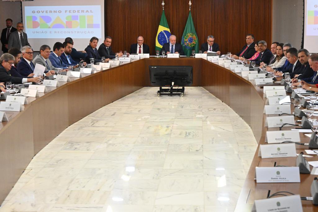 geraldoalckmin's tweet photo. Em menos de 30 dias de governo, o presidente @LulaOficial se reuniu mais uma vez com os 27 governadores dos estados e do Distrito Federal, numa demonstração de união democrática e reconstrução republicana do nosso país. https://t.co/wYbdt0IySn