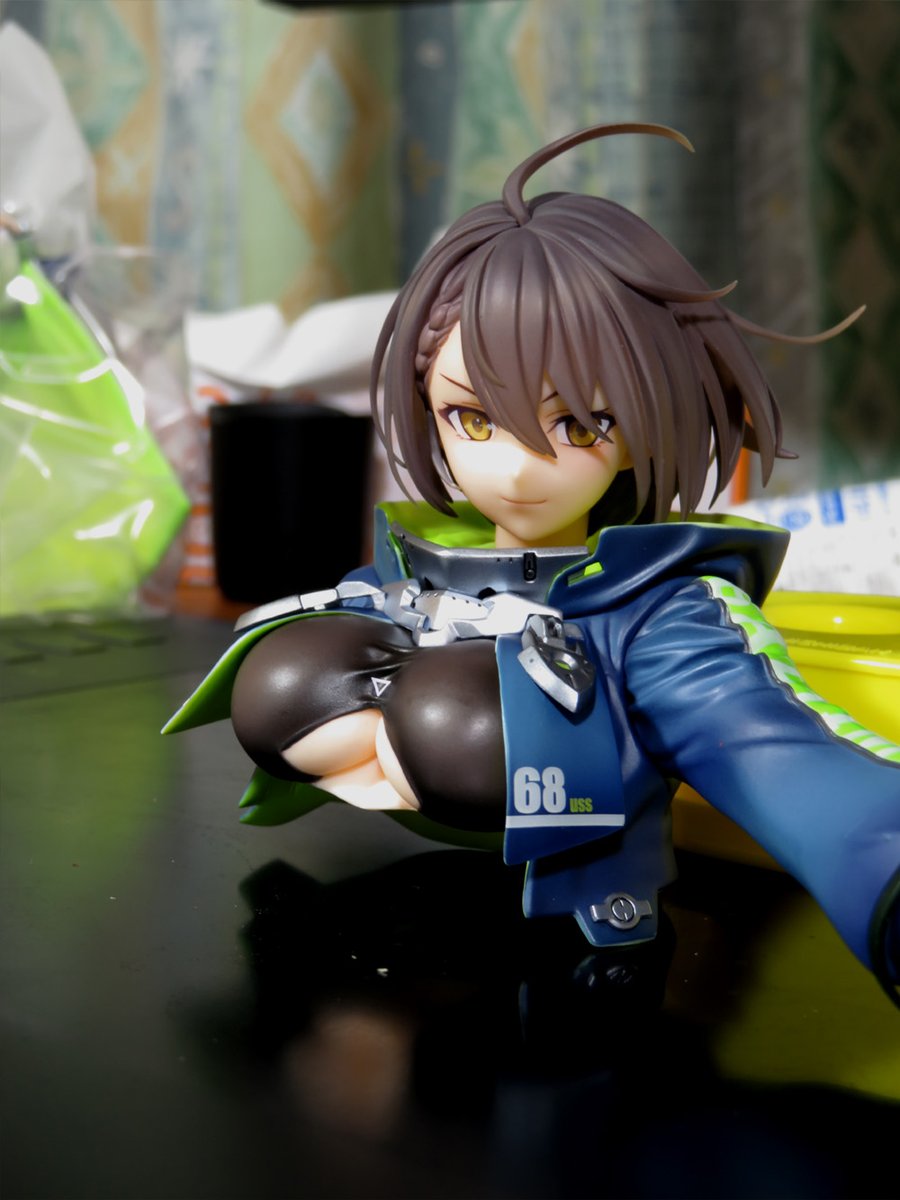 なかなか見た目が良いね～。🙂
結構目立つ右手手前側の横髪に変な白っぽい色飛び?があるのとお胸下にも少し色飛び?とつや消しの禿げが見られるのがちょっと残念。😢
交換も面倒なので今回も気にしない事にする。😑
やすりで消せるか…
( ゜∀゜)o彡゜おっぱい!おっぱい! 