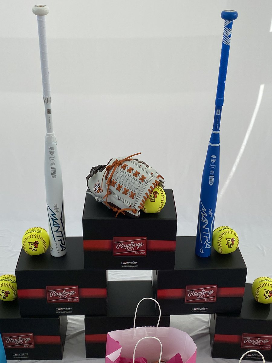 Fenton_Bock's tweet photo. 🧡Media Day and custom glove reveals for FALCON SOFTBALL today!!!! Such a great team… great humans… great program!!! 🤎

 #rawlingscustom #rawlings #bgsu  @bgsu @BGathletics https://t.co/2tPeguWJqq