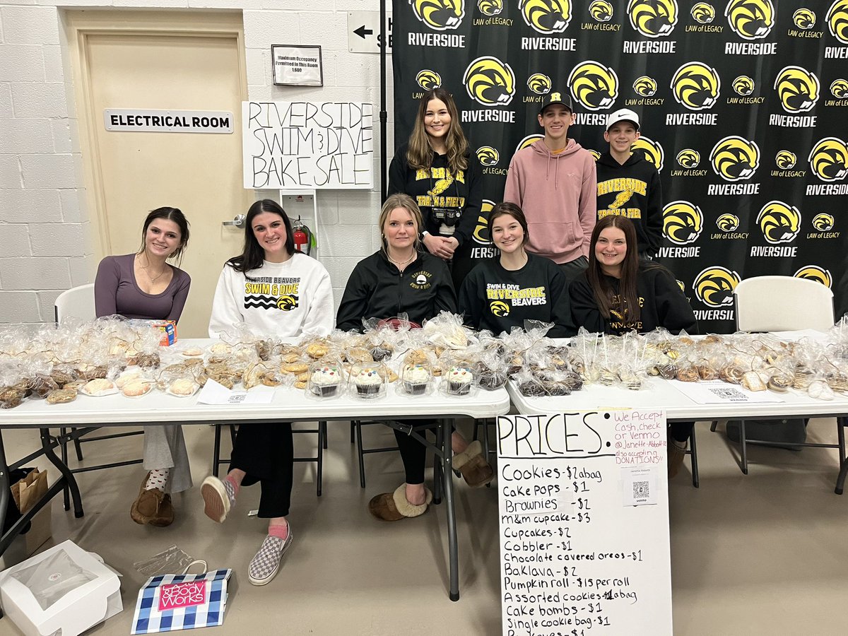 madiifleischer's tweet photo. Come support our swim and dive bake sale tonight during all basketball games. We did this all on our own and all proceeds goes directly to the teams!! Go beavs!💛🖤 @mayer1nes https://t.co/uv4DXT5ChS