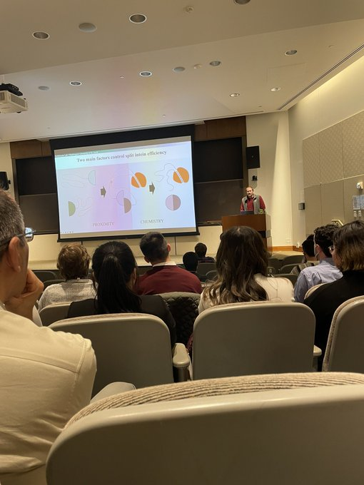 WUSM_BMB's tweet photo. Amazing talks from @alexholehouse, @idpemery, and @aflynn031 at the semester's first Science Friday hosted by #WashUBB. The community was very happy to welcome the recruits from the BBSB graduate program at the seminar! #IDPs https://t.co/7pzEhX1ik8