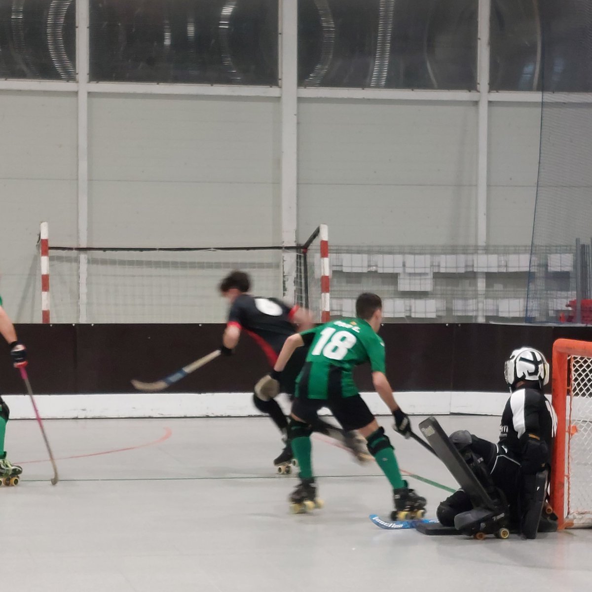 HoqueiAmposta's tweet photo. Sènior 2a Cat #hoquei 🏑🥅
Avui al pavelló ampostí no ha pogut ser. El @okcevendrell ha estat un rival ràpid i amb recursos.
#ChpAmposta 5 -
#CeVendrell 7
Continuem!
#ADNAmposta 💚🖤 https://t.co/WNsxK6I4or