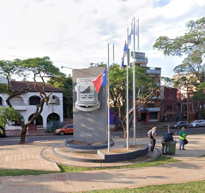 Hoy se cumple el 52° Aniversario del escudo de nuestra localidad, un gran emblema para todos los posadeños! 
El mismo tiene un monumento, que se encuentra ubicado sobra la Av. Roque Perez.