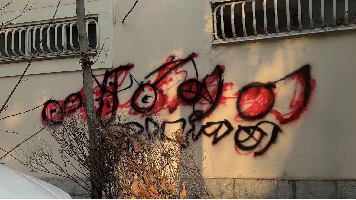 K_Willinger's tweet image. Graffitis mit Slogans gg das System finden sich überall in Teheran an Hauswänden. Man muss nicht danach suchen. Oft überstrichen,nicht selten wieder mit neuen besprüht. Farben-Händler sollen angewiesen worden sein,kein Bargeld zu akzeptieren,damit Käufe nachverfolgt werden können