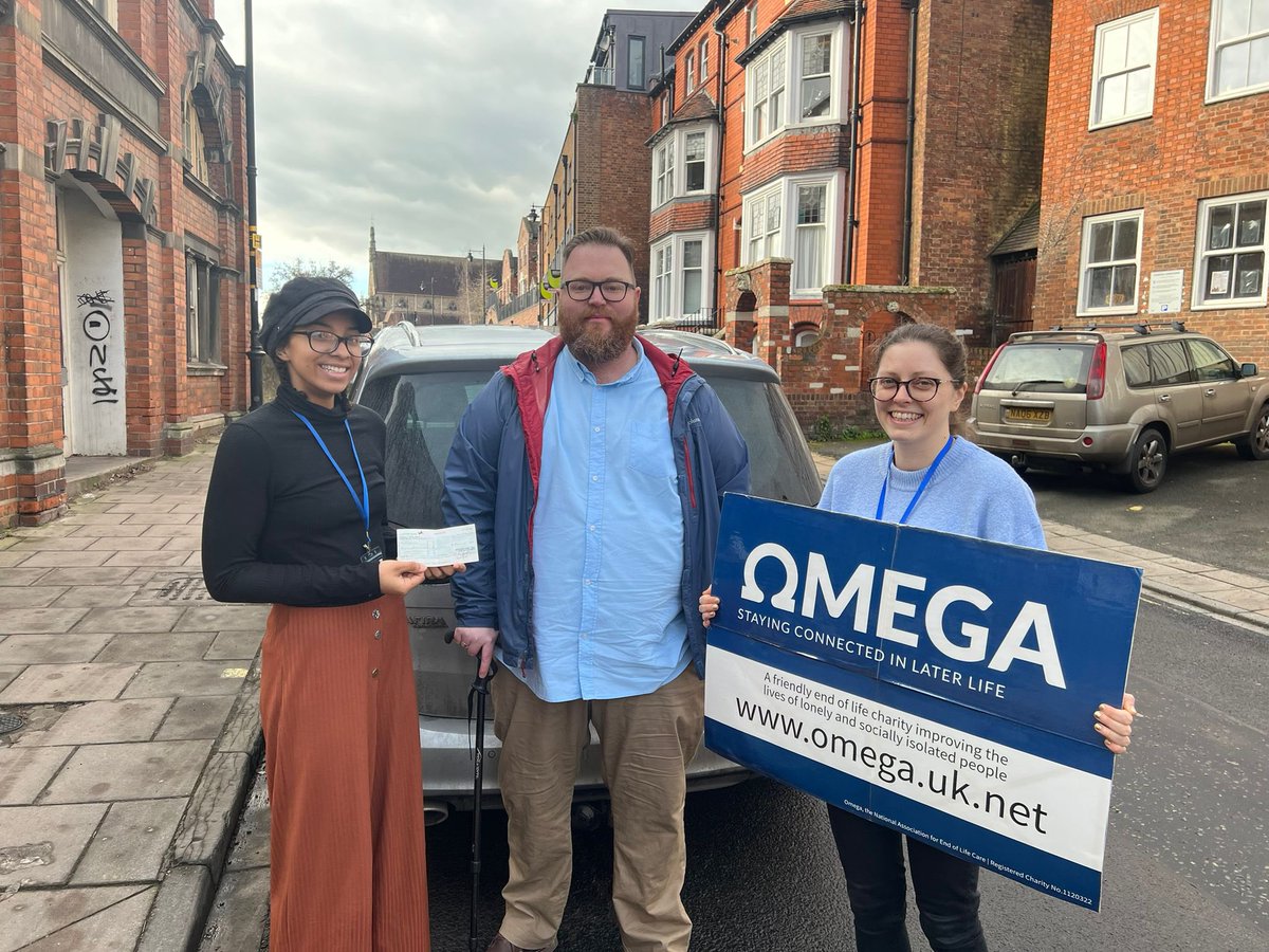 roundtable9104's tweet photo. Omega charity in Shrewsbury prioritise the most isolated clients over the age of 75 who are struggling without supportive people around them and who can’t get the help elsewhere. WM Richard was pleased to handover a cheque for £500 on behalf of the lodge. @ShropshireMason https://t.co/GRUdwnlZBP