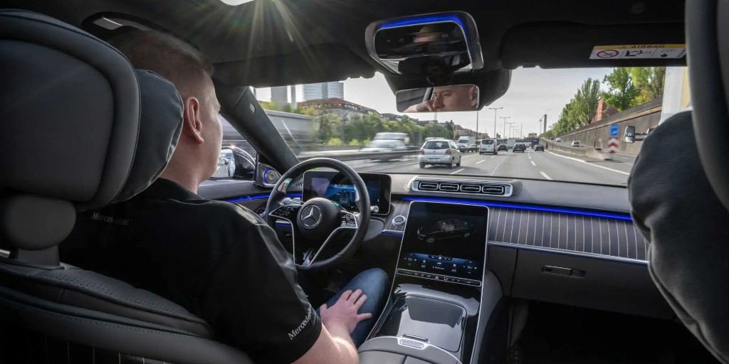 OddyKhamharn's tweet photo. Will 2023 be the year of self-driving cars? @MercedesBenzUSA showcased their newest technology at #CES2023, including their level 3 self-driving car launching in the US soon. Find out more from @IulianDnistran and @InsideEVs:  https://t.co/5gB27P5LP8. https://t.co/VJIVQnb7OC