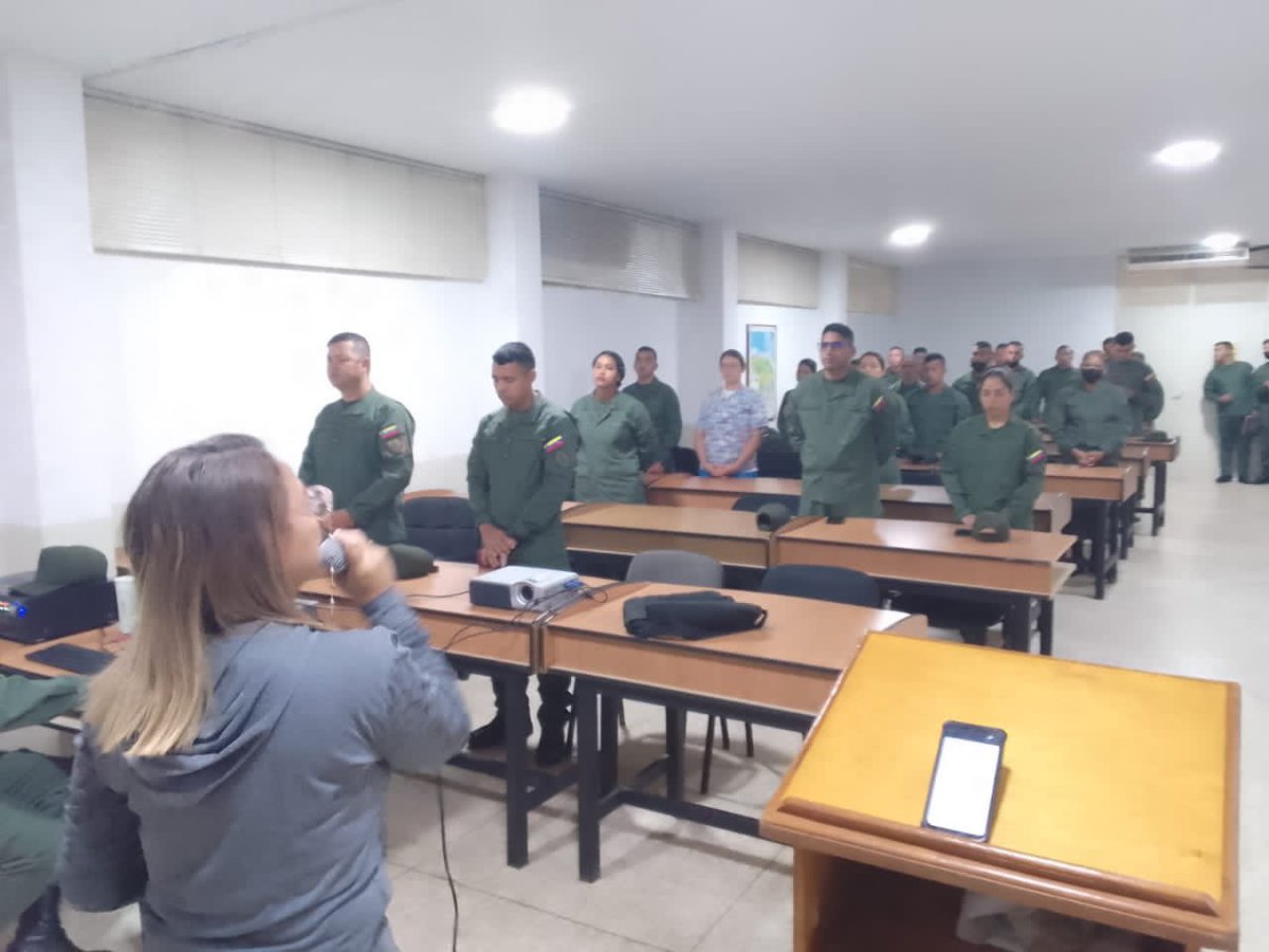 EEOIUMBVoficial's tweet photo. Entre alabanzas, oraciones y ofrendas, personal militar y no militar de la Escuela de Estudios de Orden Interno, se reunió más temprano para honrar al Rey de reyes y Señor de señores 🙌🏻 En la EEOI cada viernes significa fe y espiritualidad 

#BastaDeAcosoComercial #27Ene https://t.co/L1jaKZa3jq