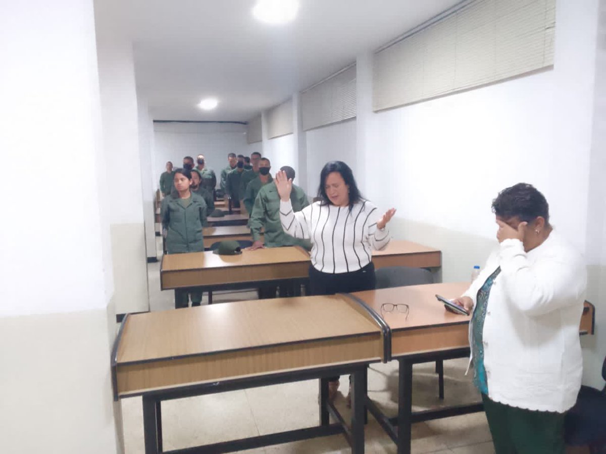 EEOIUMBVoficial's tweet photo. Entre alabanzas, oraciones y ofrendas, personal militar y no militar de la Escuela de Estudios de Orden Interno, se reunió más temprano para honrar al Rey de reyes y Señor de señores 🙌🏻 En la EEOI cada viernes significa fe y espiritualidad 

#BastaDeAcosoComercial #27Ene https://t.co/L1jaKZa3jq