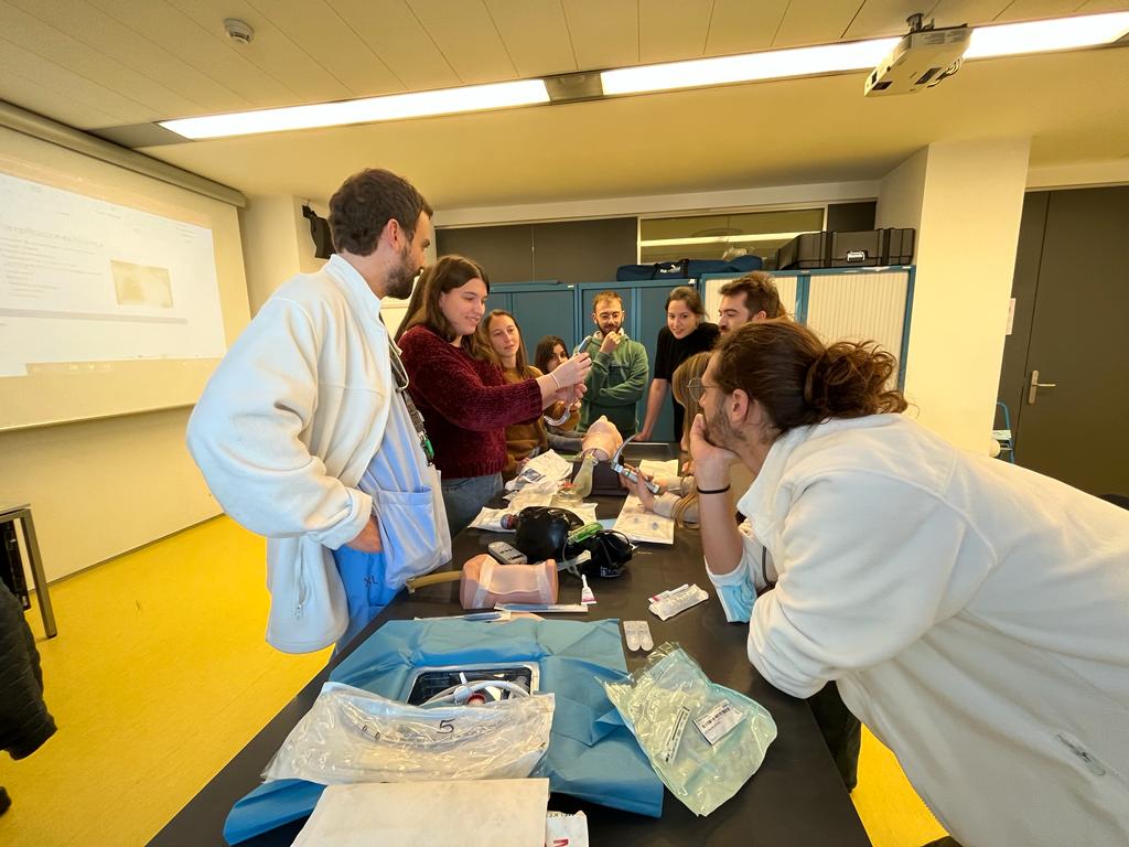 mar_uci's tweet photo. Curs de residents sobre via aèria i drenatge toràcic @mar_uci @hospitaldelmar @IMIM_research @UPFbiomed https://t.co/62sNuOkFP2