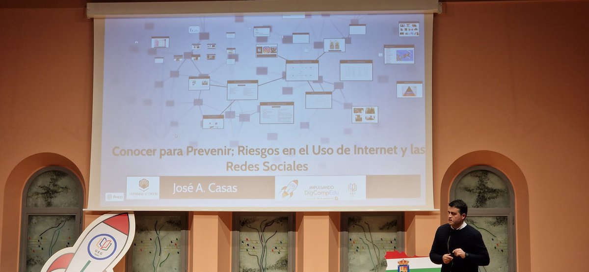 gtcasas's tweet photo. La realidad de las #RRSS para los adolescentes. El #ciberacoso, #sexting, #grooming, la normalización de conductas aberrantes... se combate con educación crítica. Sesión de @JoseACasas 👏🏻.
#ImpulsandoDigCompEdu @GEGSpain #AppsScript #CRIE #Chromebooks #GSedu @ColMontearagon https://t.co/RzwLBSebN2