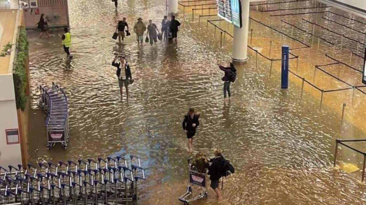 nzherald's tweet photo. Scores of flights cancelled as stranded travellers finally leave flooded Auckland Airport https://t.co/Ay5ITSaj4D https://t.co/ynDuMYKguW