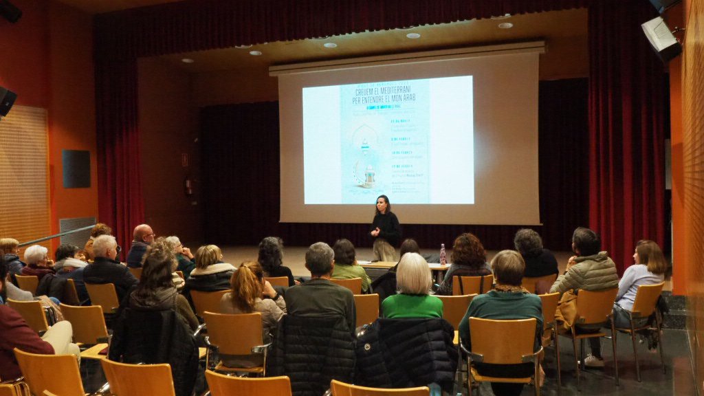 HoPierola's tweet photo. Primers conceptes per entendre el món àrab amb @valls_ribas des de l'auditori Cal Figueres. Una xerrada amena i participativa que continuarà els pròxims dos divendres a les 19.00 hores 📸 #cultura #islam #àrab #conceptes https://t.co/FFoXPh8ZTQ