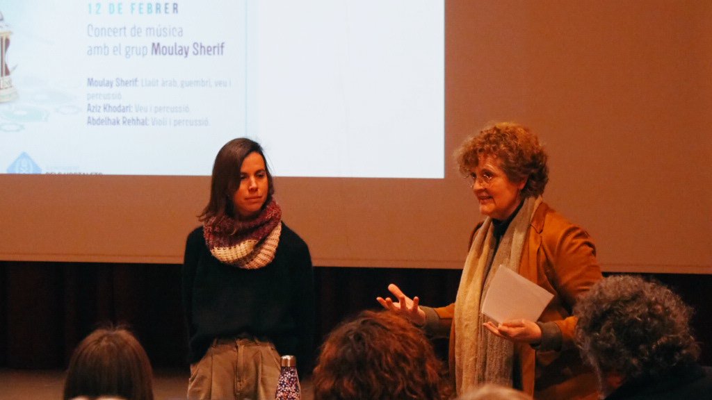 HoPierola's tweet photo. Primers conceptes per entendre el món àrab amb @valls_ribas des de l'auditori Cal Figueres. Una xerrada amena i participativa que continuarà els pròxims dos divendres a les 19.00 hores 📸 #cultura #islam #àrab #conceptes https://t.co/FFoXPh8ZTQ