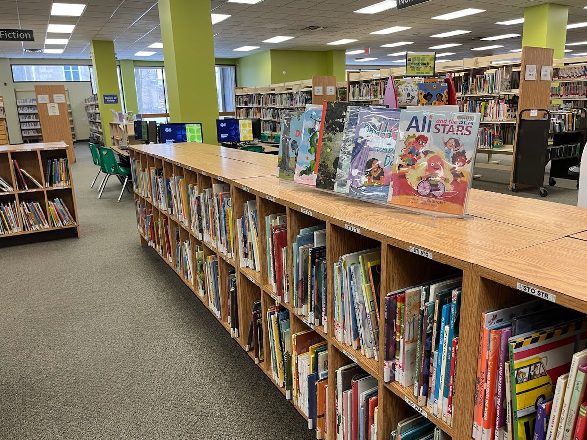 MatSiscoe's tweet photo. Today is #FamilyLiteracyDay and what better way to celebrate the joy and importance of reading then by visiting with new friends at @GrapeviewSchool  followed by a visit to @stcathlibrary. https://t.co/aSMfc4BrEG