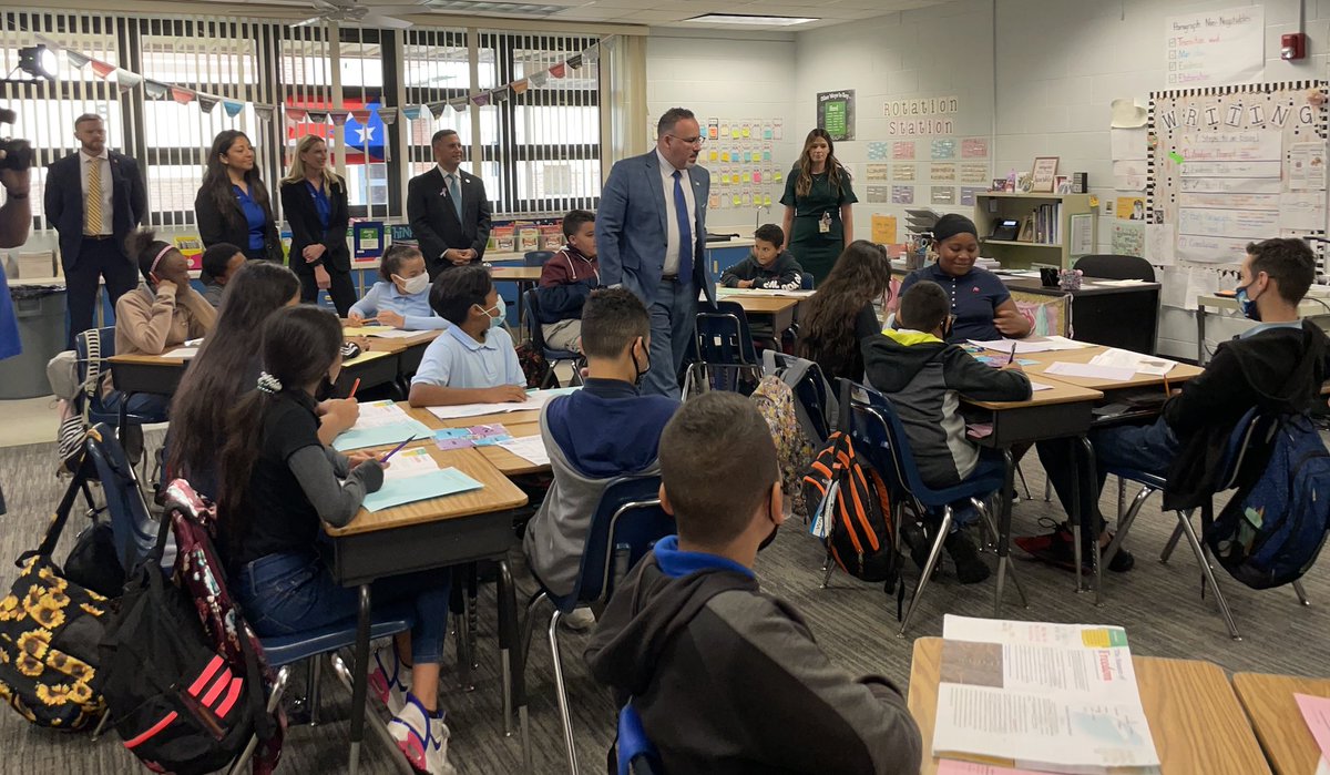 RepDarrenSoto's tweet photo. As the husband of an educator, I know the importance of encouraging a high level of literacy at an early age.

During #NationalLiteracyWeek, we celebrate the value of public education and thank teachers, like my wife @STEMk5, who help students achieve their greatest potential. https://t.co/osKBBwW7mr