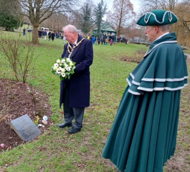 IN PICTURES - Bromsgrove comes together to remember Holocaust Memorial Day - bromsgrovestandard.co.uk/news/in-pictur…