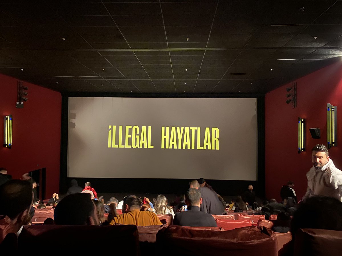 Türkiyedeki siyasetin geldiği hali ve sorgulamadan herşeye inanan itibar eden yurdum insanı anlatmış.
Traji komik, eğlenci samimi bir film.
Tavsiye edilir.  
#illegalhayatlar