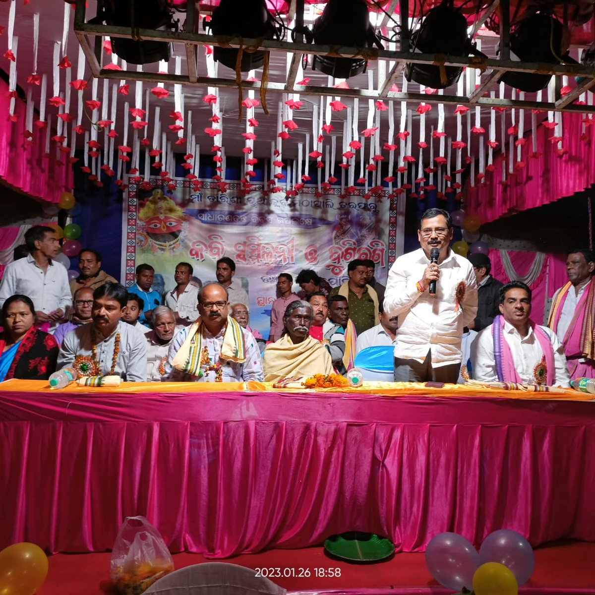 Rabinarayanpdm's tweet photo. ଗତକାଲି ୭୪ତମ ସାଧାରଣ ତନ୍ତ୍ର ଦିବସ ଉପଲକ୍ଷେ ମିଠାପାଲି ଗ୍ରାମ ପଞ୍ଚାୟତ ଠାରେ ମା ତାରିଣୀ ୟୁଥ କ୍ଲବ ତରଫରୁ ଆୟୋଜିତ କବି ସମ୍ମିଳନୀ ଓ ବୁଗିବୁଗି କାର୍ଯ୍ୟକ୍ରମରେ ଓଡ଼ିଶା ପଣ୍ୟାଗାର ନିଗମର ରାଜ୍ୟ ଅଧ୍ୟକ୍ଷ ମହେନ୍ଦ୍ର ବଢ଼େଇଙ୍କ ସହ ଯୋଗଦାନ। @Naveen_Odisha @bjd_odisha @pranabpdas @BJDITWing https://t.co/SQ36bSPGmU