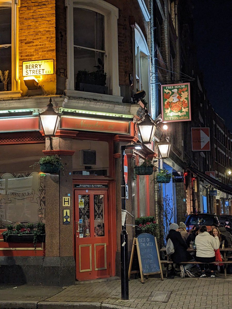 dogdazeatthedon's tweet image. A brilliant boozer in Clerkenwell. Howling Hops on draught a bonus #beer #Pubs #howlinghops #thesuttonarms