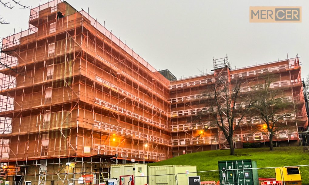 Mercer_scaff's tweet image. Another great project completed by our Supervisor Ethan with the help of local labour sourced in Hastings. We used piggybacked 1500mm X-Beams to span 30m above the front elevation entrance. 3 Layher staircases were added for access #NewClient #ISG #Beamwork #Layher #TeamMCR