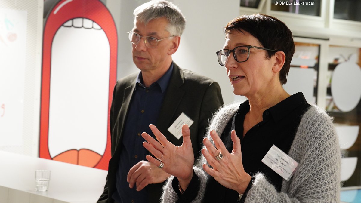 BMLEH_Bund's tweet photo. Bürger*innen geben ihren Input zur #Ernährungsstrategie. Gemeinsam mit @BMUV veranstalten wir dazu ein dreitägiges
Bürgerforum anlässlich der #IGW2023. 

In unserem #CheckpointErnährung begrüßt Stin @bender_silvia die rund 30 Teilnehmer*innen und lädt zur aktiven Mitarbeit ein. https://t.co/VRnox6YhWl