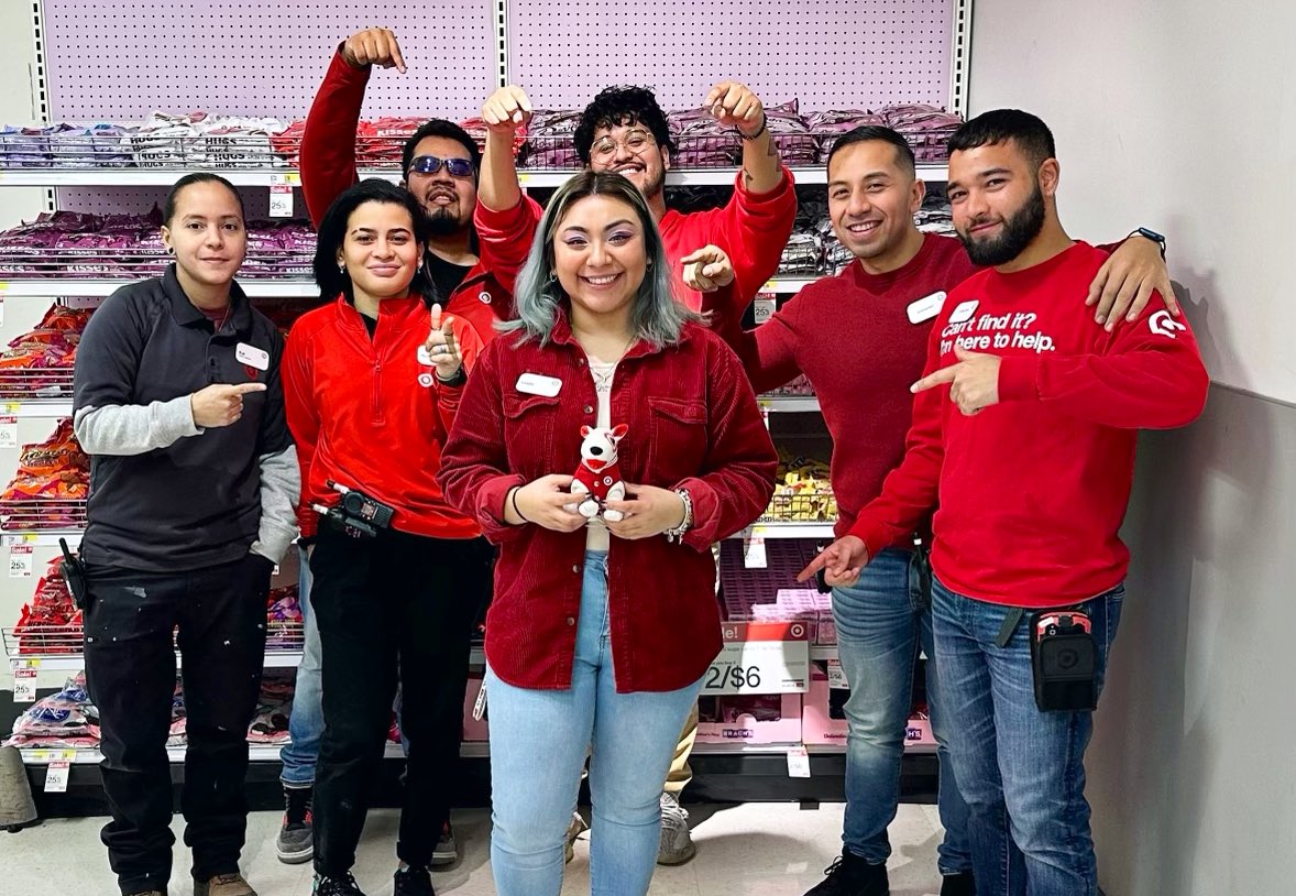 MannyTGT28's tweet photo. Wrapping up another successful year with this AMAZING team #T3230 Shouting out!our Q4 #YouMatter Leadership award winner! 🥁 @LN__14 🥳 Chosen by your own peers, We ALL truly appreciate everything you do 🤗 #ForestHills #TargetFamily #Q4 @NicoleTonnessen @VanessaMolina_1 https://t.co/Na5iyULA78