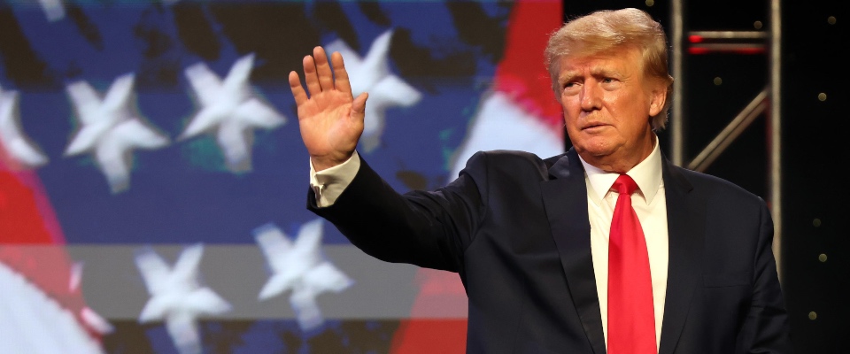 SecolodItalia1's tweet photo. Ucraina, Trump: con me alla Casa Bianca l’accordo col Cremlino sarebbe fatto in 24 ore https://t.co/Ev7to53mse https://t.co/dkmHHP1XRa
