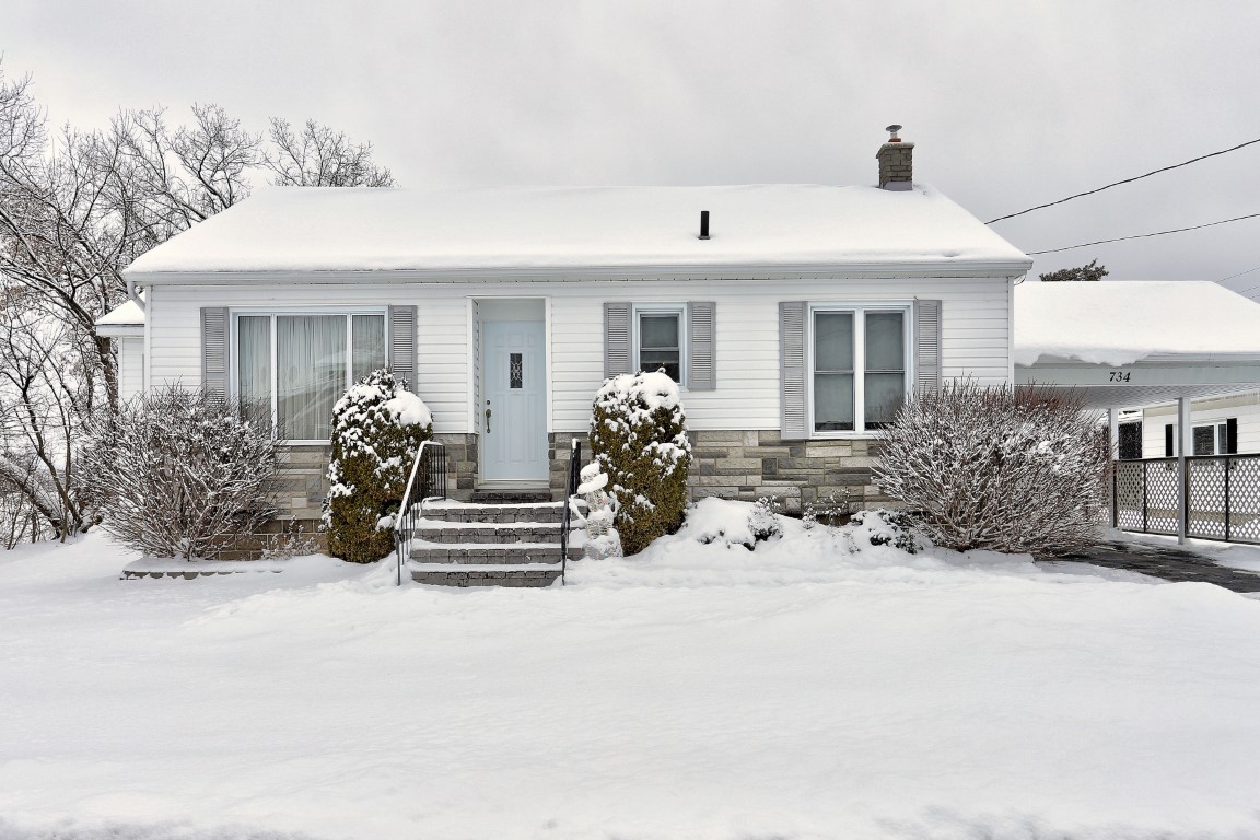 734 Jessup Street immaculate 2 bedroom home, located on dead end street. Up against a farmer’s field, views of the St. Lawrence River can be captured from the west end of the home.  $339,900#home #prescott #forsale #buyers #firstimehomebuyer #immaculate #debralynncurrier