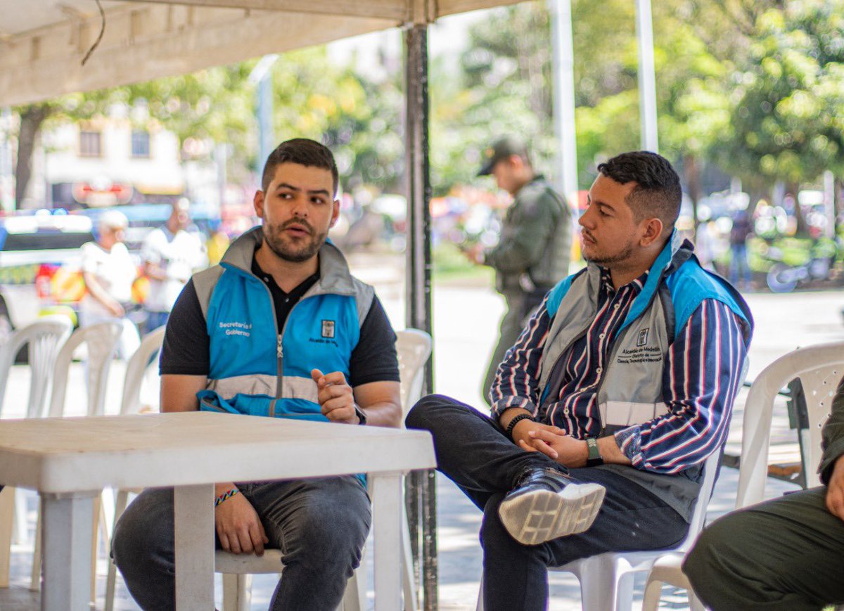 🚨🚨 Un grupo especializado de <a href="/PoliciaMedellin/">Policía Metropolitana del Valle de Aburrá</a>, en articulación con gestores y funcionarios de <a href="/AlcaldiadeMed/">Alcaldía de Medellín</a>, incluidos agentes de <a href="/sttmed/">Movilidad - Alcaldía de Medellín</a>, nos tomamos la Plaza Botero en el marco de una estrategia que en enero que ya lleva 11 intervenciones “relámpago”.