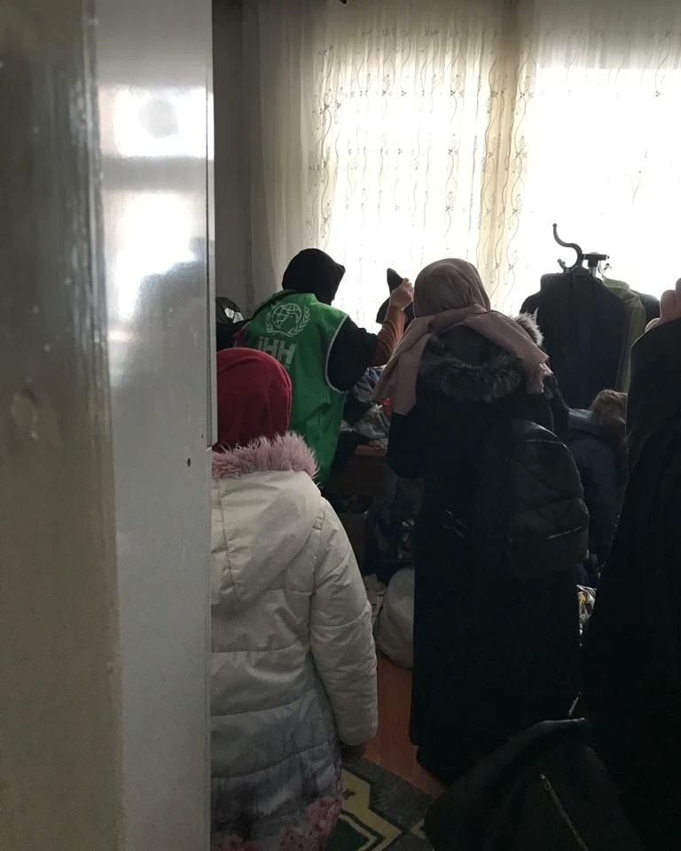Vakıf binamızda ihtiyaç sahibi ailelerimize kışlık kıyafet yardımında bulunduk. 🌺

#iyilikherzamanheryerde
#iyiliksoğukgeçirmez
#kırıkkaleihh